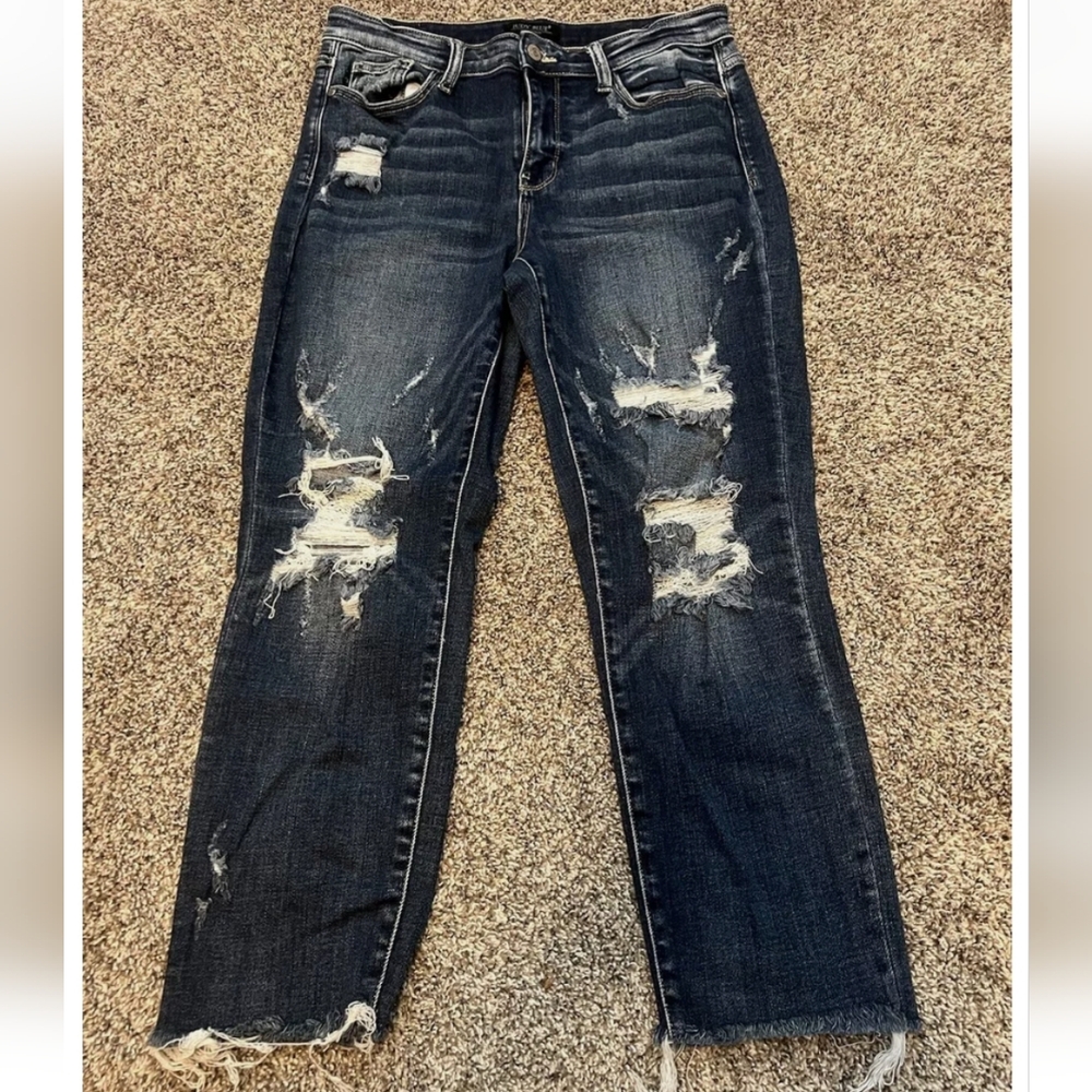 Size 9/29 Judy Blue boyfriend fit destroyed cropped Jeans